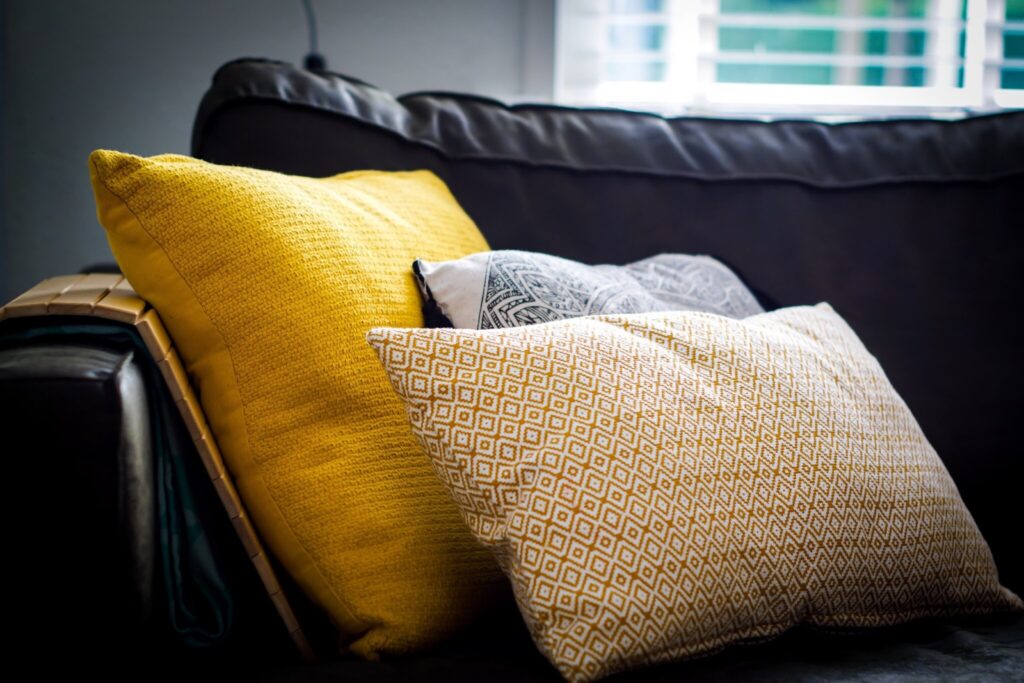 在不同的空間中，多備不同組合的枕頭套，就能隨時做替換沙發抱枕搭配，打造不同視覺的空間。照片取自Sven Brandsma。